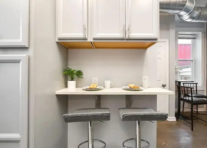 Hostwise - Triplex, Great For Groups, 3 Separate Apts, Free Parking