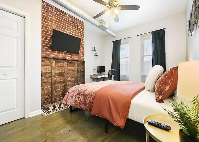 Hostwise - Triplex, Great For Groups, 3 Separate Apts, Free Parking Holiday home *