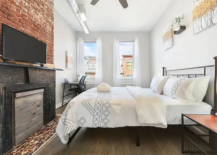 Hostwise - Triplex, Great For Groups, 3 Separate Apts, Free Parking Holiday home
