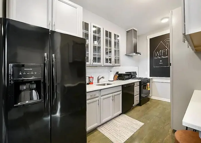 Hostwise - Triplex, Great For Groups, 3 Separate Apts, Free Parking Holiday home *