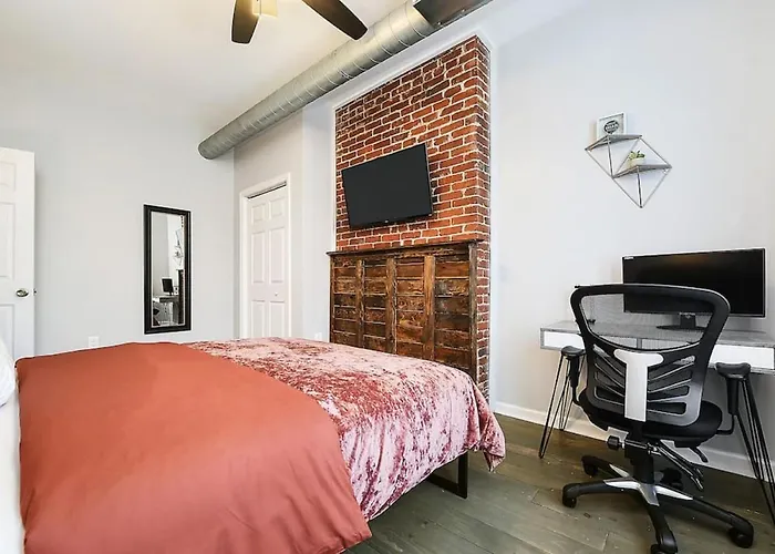 Hostwise - Triplex, Great For Groups, 3 Separate Apts, Free Parking Holiday home *