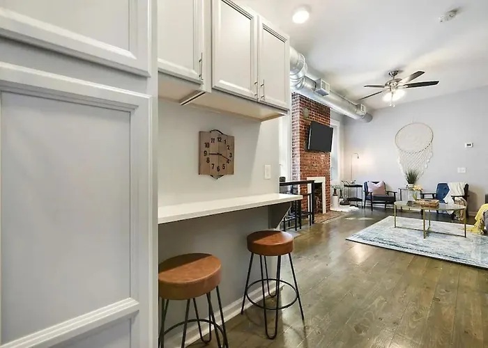 Hostwise - Triplex, Great For Groups, 3 Separate Apts, Free Parking Holiday home *