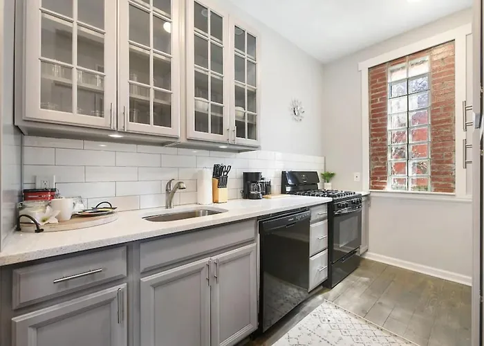 Hostwise - Triplex, Great For Groups, 3 Separate Apts, Free Parking *