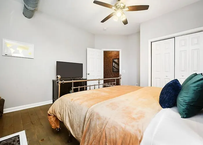 Hostwise - Triplex, Great For Groups, 3 Separate Apts, Free Parking *